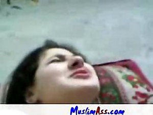 Busty Clumsy Arabische tiener krijgt haar geschoren kutje geneukt en Jizzed