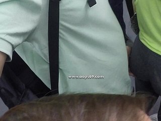 Guy digrignando cazzo in culo di una donna che si reca al lavoro in treno pubblica e le piaceva!