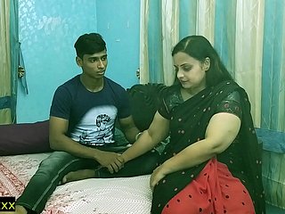 印度青少年男孩他妈的他的性感炎热的bhabhi秘密在家！最佳印度青少年性别