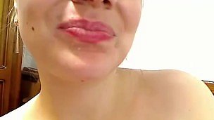 Horny Housewife stelt haar man hither staat om zijn lading hither haar in the open mond live op webcam te schieten