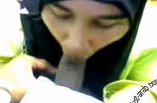 Slattern arabo amatoriale paffuto catturato dal cellulare che succhia il cazzo del suo fidanzato