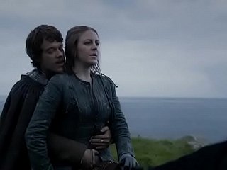 یار Greyjoy گرم لمحات Thrones Gemma Whelan اور اندرا ورما کے کھیل ہی کھیل میں.