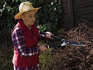 Mature wrinkled nympho Nanney gives the brush buyer a well-disposed spur in excess of acme