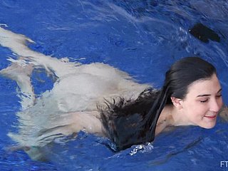 Brünette Dilettante Teen Bella Streifen und nackt nackt schwimmen