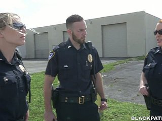Dua wanita polis fuck ditangkap dude hitam dan membuatnya menjilat twats