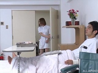 Porno d'hôpital agité entre une infirmière japonaise chaude et un turns out that