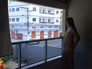 A icy esposa le gusta mostrar su cuerpo desnudo para todo el vecindario ver