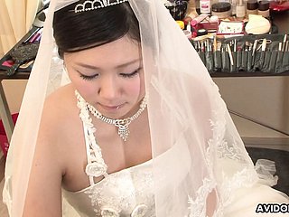 cloudy emi koozumi شادی کے لباس پر غیر سنجیدہ ہے۔