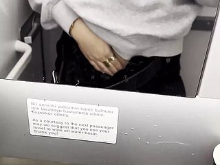 Chaud je me masturbe dans les toilettes de l'avion - jasmin sweetarabic