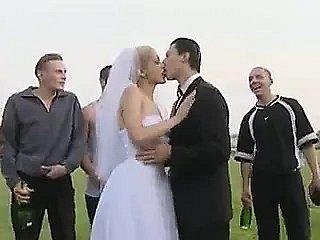 Foda pública da noiva depois attain casamento
