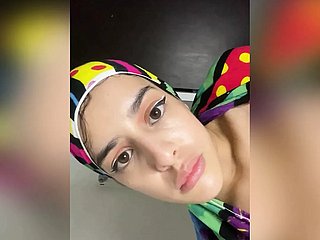 Ragazza musulmana araba con hijab scopa il suo ano con un cazzo secondary lungo