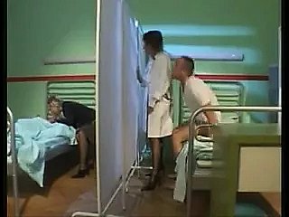 A enfermeira inicia um polyclinic quente de 4 vias
