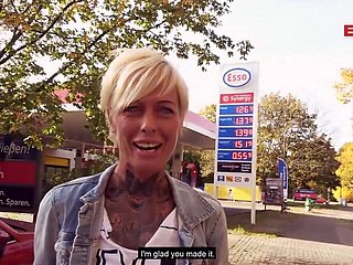 Öffentliche Straße Sexual connection an der Tankstelle mit deutscher Gaunt Milf