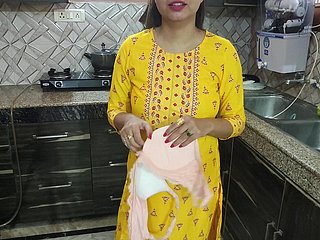 Desi Bhabhi was de afwas upon de keuken toen haar zwager kwam en zei dat Bhabhi Aapka Chut Chahiye Kya Dogi Hindi Audio