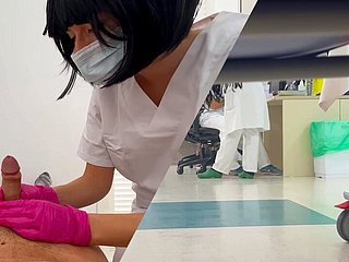 Iciness nueva estudiante de enfermería de estudiante revisa mi pene y tengo una erección