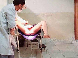 De arts voert een gynaecologisch examen uit op een vrouwelijke patiënt, hij legt zijn vinger back haar vagina en raakt opgewonden