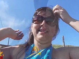 Esposa brasileña gordita desnuda en freeze playa pública