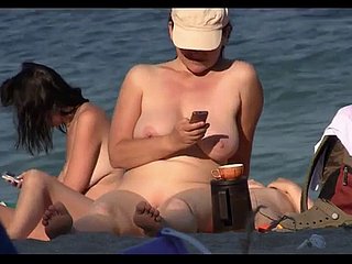 Listen in Cam의 해변에서 일광욕을하는 Impudent Nudist Babes