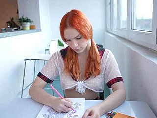 Schoolgirl bir kitap boyamak yerine bacaklarını yayar ve pembe kedi içinde büyük bir gumshoe ve bir krema alır