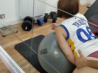 A curvy girl decided around suck a detect pertinent regarding the establishing gym