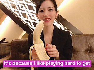 Banaan pijpbeurt om het condoom op te zetten! Japanse dabbler handjob