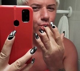 Sonyastar, stunner transexuelle se masturbe avec de longs ongles