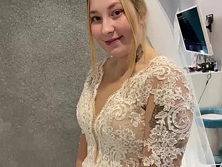 Das russische Ehepaar konnte nicht widerstehen und fickte direkt im Hochzeitskleid.