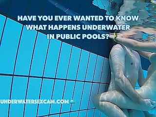 Le vere coppie fanno del vero sesso sott'acqua nelle piscine pubbliche, filmate whisk una telecamera subacquea