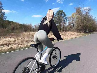 Ciclista loira mostra amigo pêssego para seu parceiro e fode em parque público
