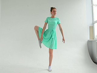 The sniffles gimnasta rusa Alla Sinichka se desnuda y muestra su delicioso coño calvo