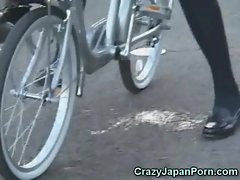 公共の場で自転車の女子高生潮吹き！