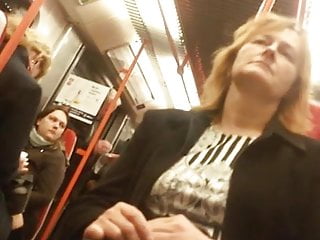 Upskirt mulher madura em trem