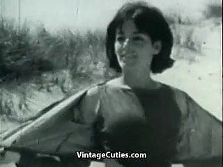 День нудистский девушки на пляже (1960-е годы в стиле ретро)