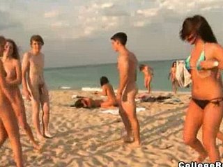 ragazzi Bikini striscia nudo sulla spiaggia