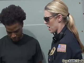 Грудастая женщина полицейский получает большой черный член